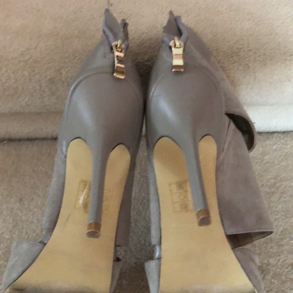 Gorgeous pair of grey/taupe dress shoes. Ladies 8. - Picture 7 of 9